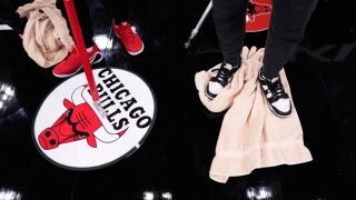 И в НБА се случва: Отложиха мач, залата прокапа 