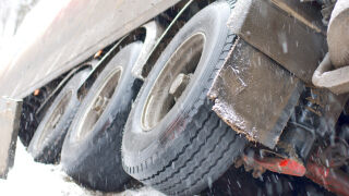 Снимка: Фалшиви сигнали в усложнената зимна обстановка: Съобщават за закъсал тир - снегорин отива, но такъв няма