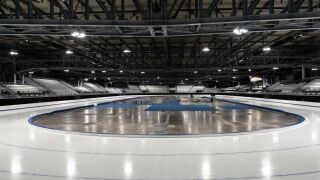 Хокеят на Игрите е под въпрос. Отвори се дупка в леда! (ВИДЕО)