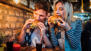 Защо се чувстваме по-гладни през зимните месеци (СНИМКИ + ВИДЕО)