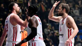 Везенков и Олимпиакос не показаха милост насред Белград (ВИДЕО)