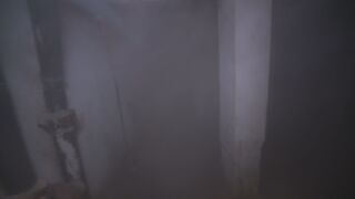 Снимка: Пара и влага месеци наред в блок в София: Жители се опасяват за сградата и безопасността си