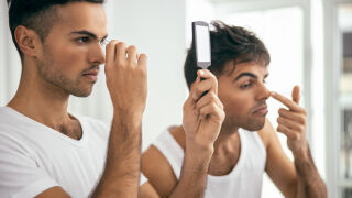 Защо мъжете започнаха да си бръснат миглите (ВИДЕО)