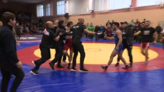 Хаос в Сливен! Борец подивя и получи юмрук от съдийка (ВИДЕО)