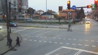 Снимка: На косъм от инцидент в Ямбол: Мъж премина на тротинетка с висока скорост на червено (ВИДЕО) 