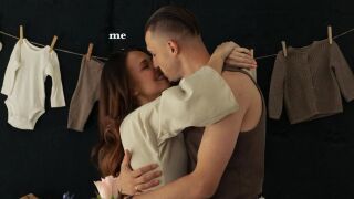 Футболен национал чака бебе. Прави известен вратар дядо 