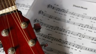 Който пее и свири, рядко боледува