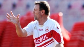 Две патрулки охраняват Стойчо Младенов, Цимбика в ареста за 72 часа