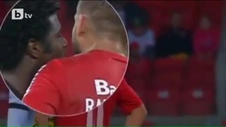 Футболист усмирява разярен противник с целувка (ВИДЕО)