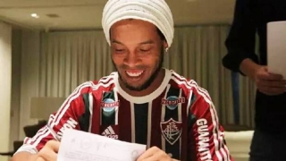 Роналдиньо няма да играе с Ето'о, върна се в родината си