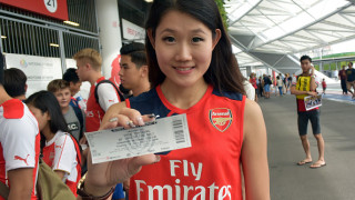 Фенки, селфита, автографи - Арсенал тренира в Сингапур (СНИМКИ)