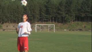 Запознайте се с футболиста от Б група, чийто физически проблем не го спира да следва мечтите си (ВИДЕО)