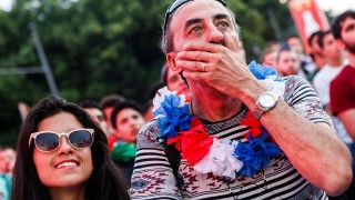 Французите преживяха нощ, изпълнена със сълзи и гордост