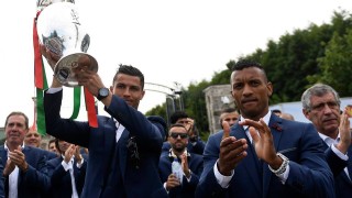 Празненствата започнаха! Шампионите са вкъщи! (ГАЛЕРИЯ И ВИДЕО)