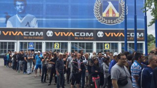 Опашки от фенове пред касите на 