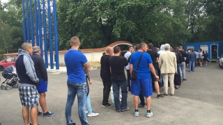 Поредна опашка на стадион 