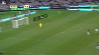 Вижте този брилянтен гол от центъра (ВИДЕО)