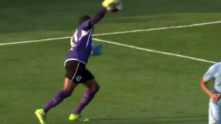 Вратар си вкара абсурден автогол, обвини за него... сандвич (ВИДЕО)