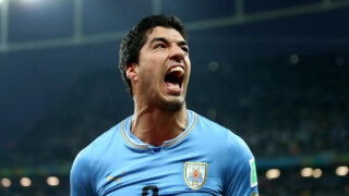 В Уругвай почетоха Луис Суарес със статуя, тя се оказа несполучлива