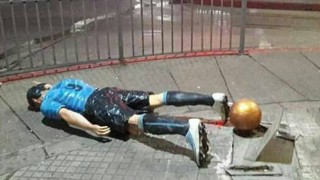 Статуята на Луис Суарес отиде на... сватбата на Меси (СНИМКА)