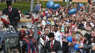 Хиляди си взеха последно сбогом с малкия Брадли (СНИМКИ)