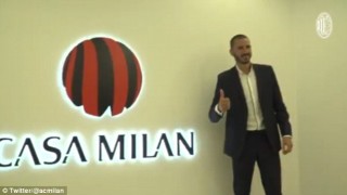 Бонучи подписва с 