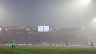 Спряха мач заради дъжд, играчите се позабавляваха (ВИДЕО)