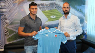 Васил Божиков подписа със 