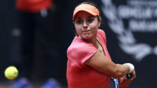 Виктория Томова взе пет гейма на Серина Уилямс