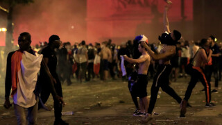 Обърнати коли и изпотрошени витрини в Париж след радостта (ВИДЕО)