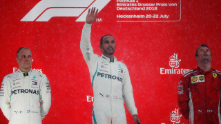 Драма в Германия върна Хамилтън на върха