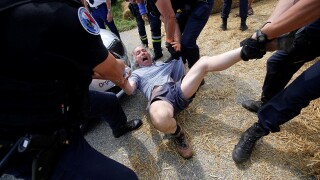 Сблъсъци и сълзотворен газ спряха 