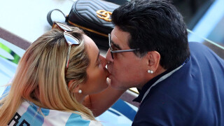 Марадона се сгоди за 28-годишна красавица