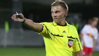 Австрийски електротехник свири на 