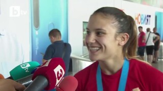 Посрещнаха Ивет Горанова със сладолед (ВИДЕО)