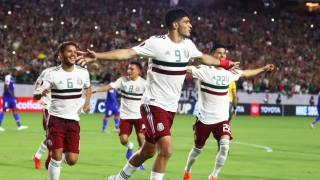 Мексико е първият финалист на 