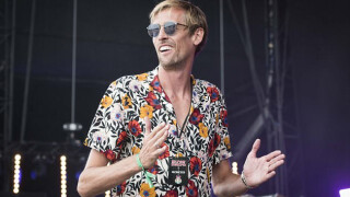 Култовият Питър Крауч спира с футбола (ВИДЕО)