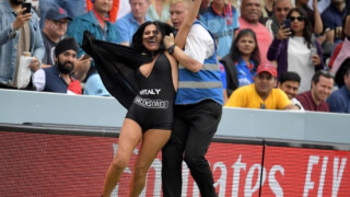 Полугола майка нахлу на мач, за да рекламира порно сайта на сина си