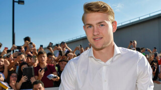 Де Лихт е в Торино, тифозите го посрещнаха топло (ВИДЕО)