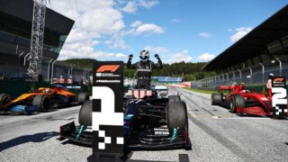 Сезонът във Формула 1 започна с луда надпревара, Ботас триумфира