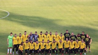 12 футболисти на 