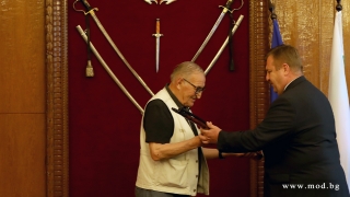 Министър Каракачанов награди Димитър Пенев за висок професионализъм 