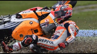 Шампионът Маркес счупи ръка още на старта на сезона в MotoGP (ВИДЕО)