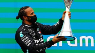 Хамилтън триумфира и на 