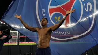 След триумфа: Резерва на ПСЖ окъпа Тухел в шампанско (ВИДЕО)