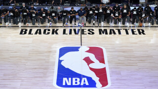 НБА се завърна, а играчите нарушиха 40-годишно правило