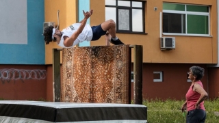 Градинка, лост за тупане на килими и люлка: Как тренира Тихомир Иванов?