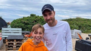 Кристиан Ериксен - на плажа в компанията на почитател