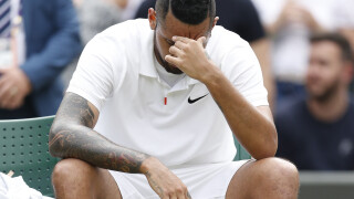 Нещо липсва: Ник Кирьос на корта без... обувки (ВИДЕО)