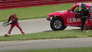 Комичен бой, волан-фризби и счупена каска (ВИДЕО)